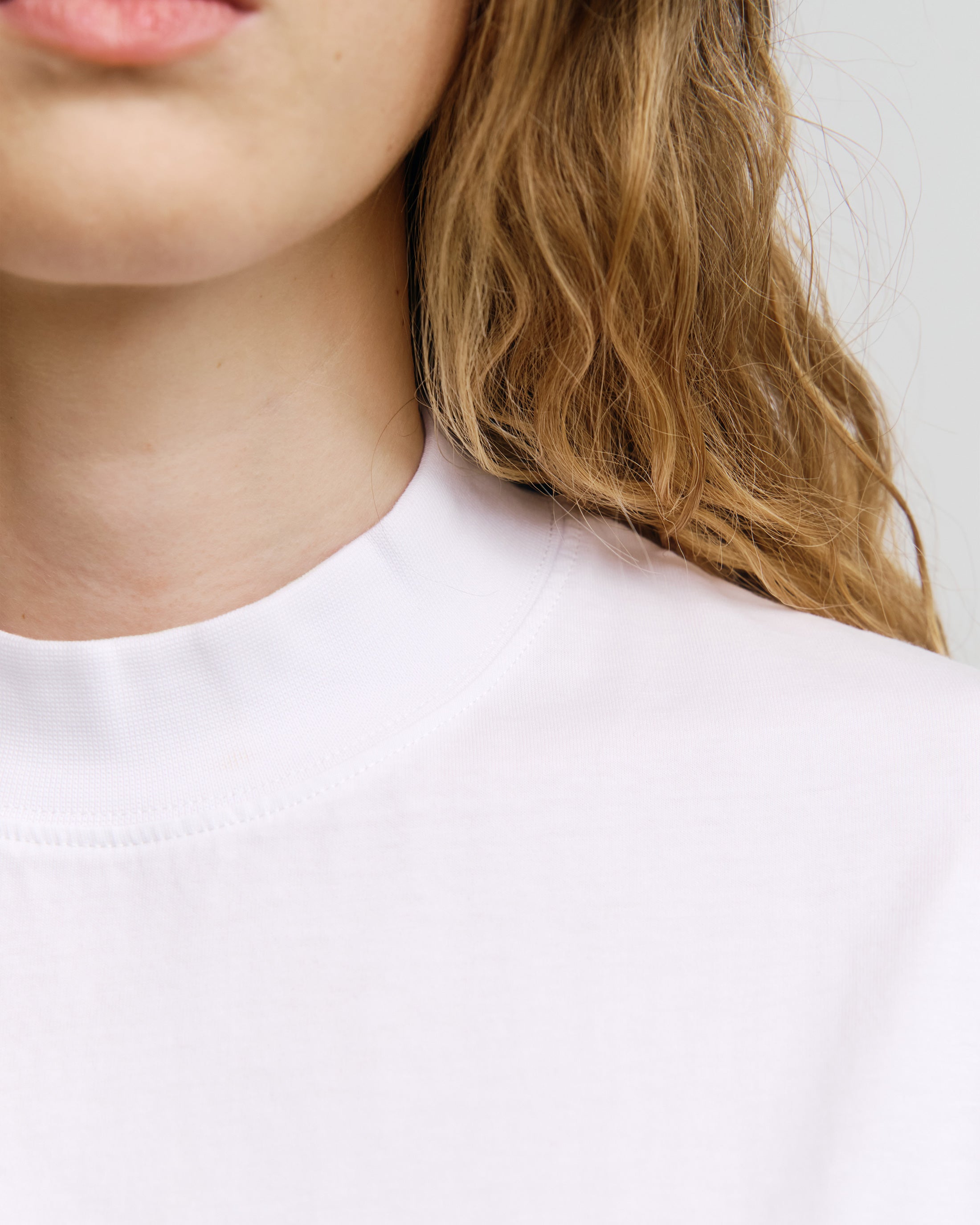 T-Shirt mit Breitem Kragen - Weiß