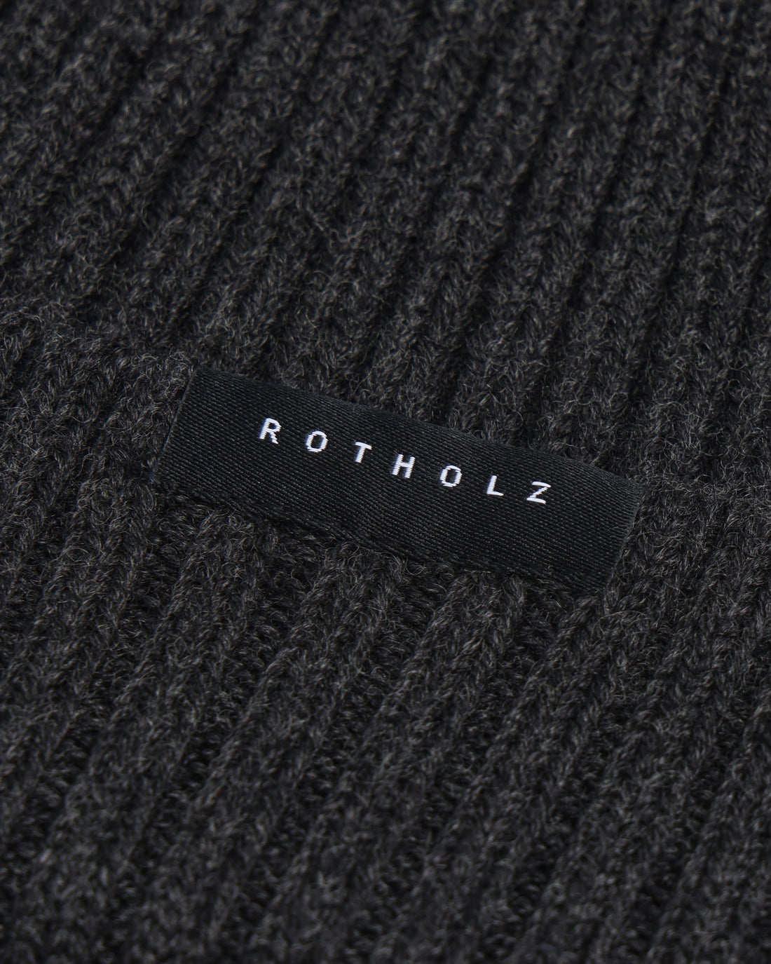 Short merino wool ribbed beanie - anthracite