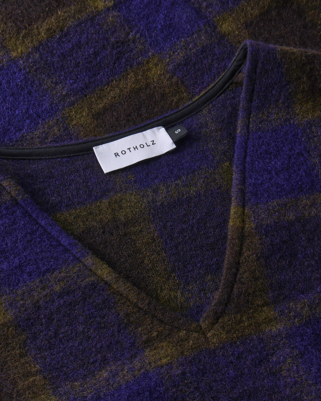Short vest made of organic wool - purple checkered