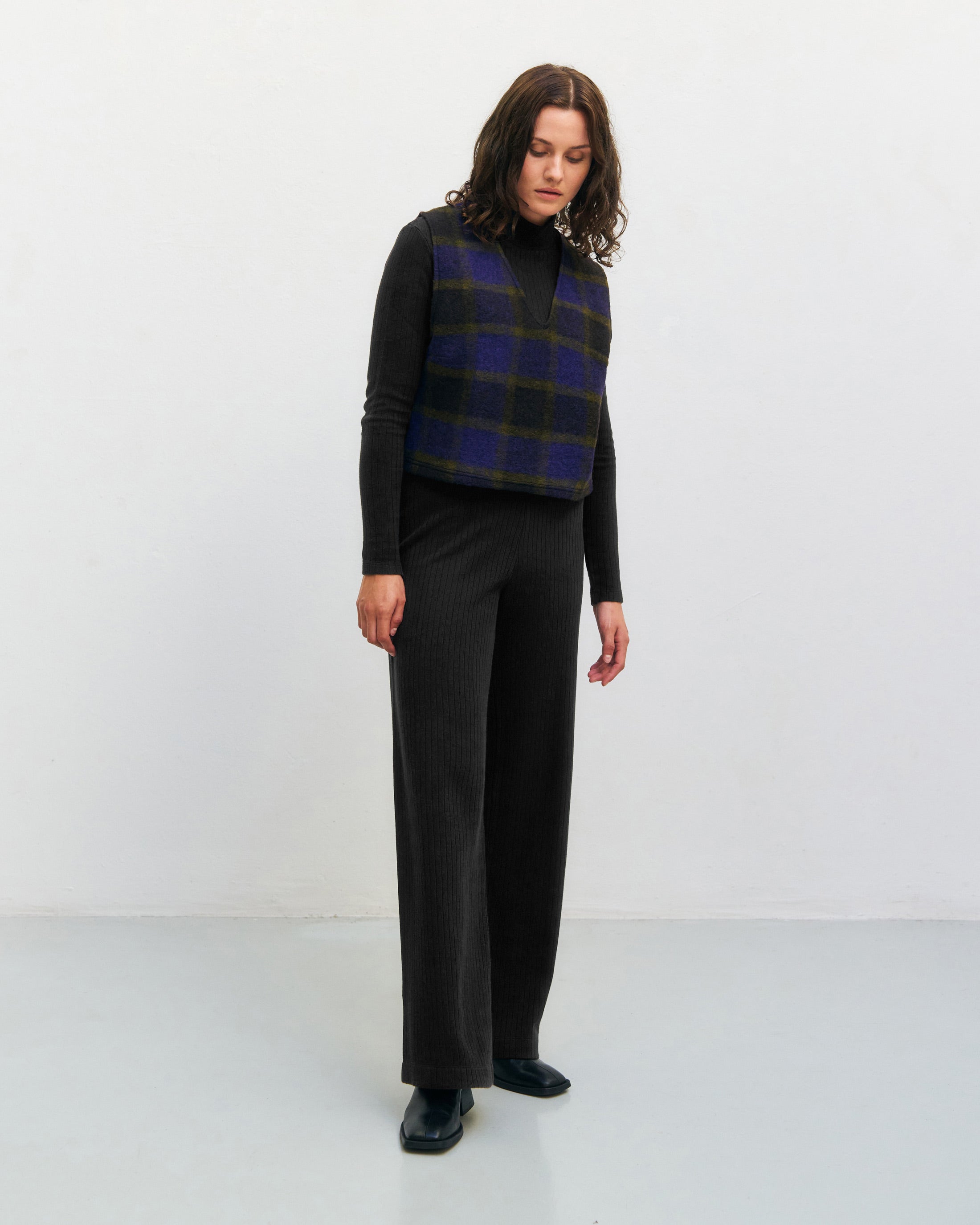 Short vest made of organic wool - purple checkered