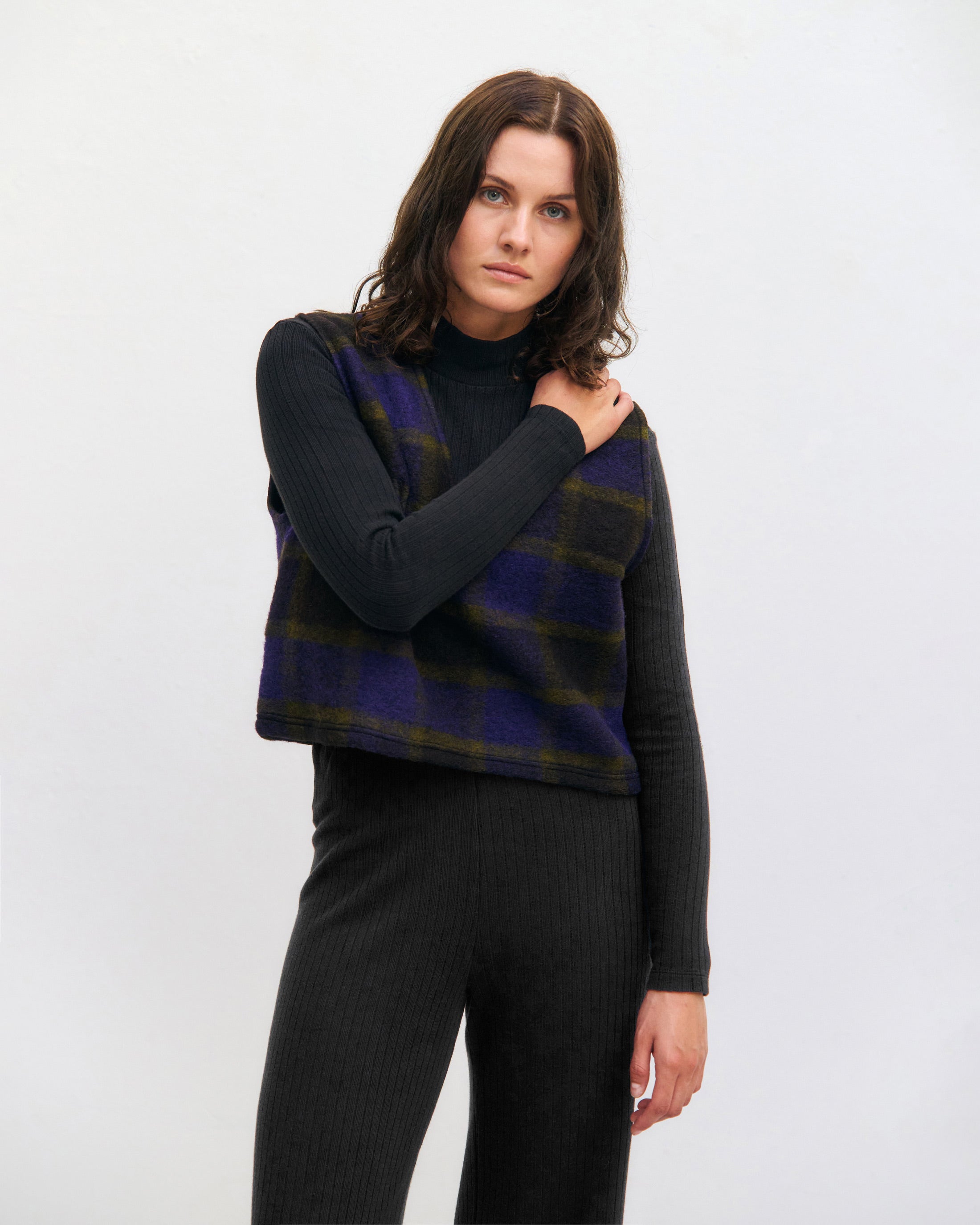 Short vest made of organic wool - purple checkered