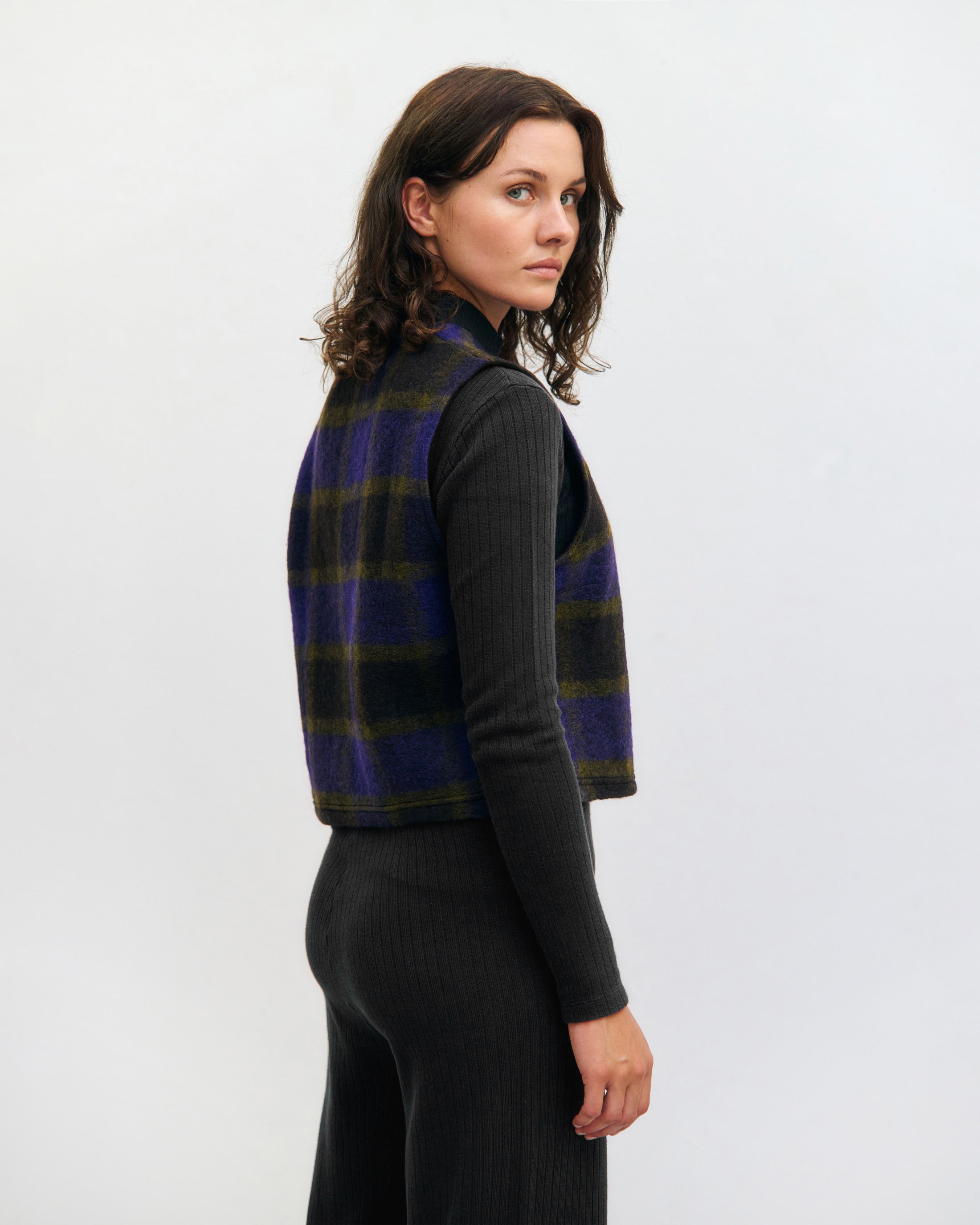 Short vest made of organic wool - purple checkered