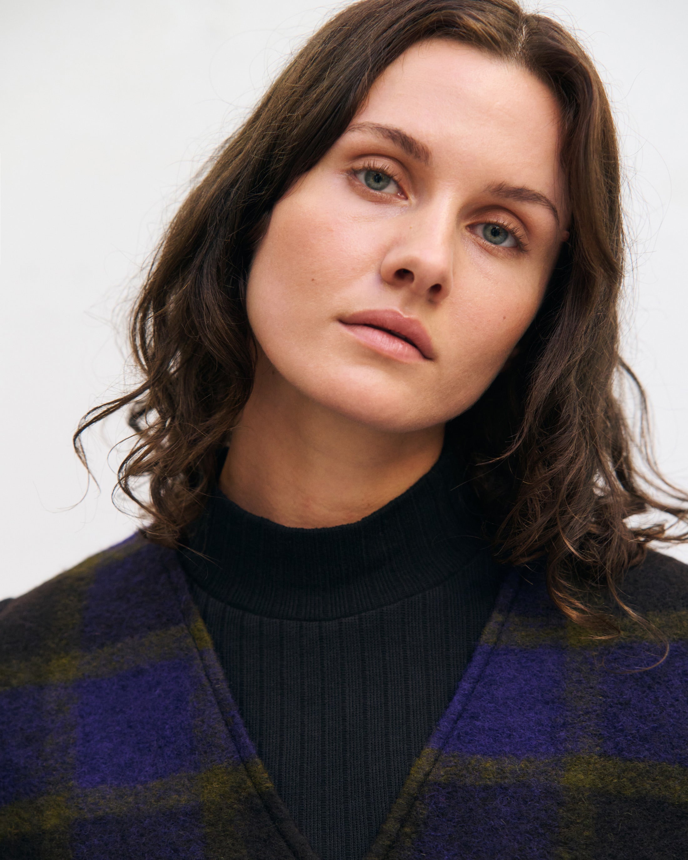 Short vest made of organic wool - purple checkered