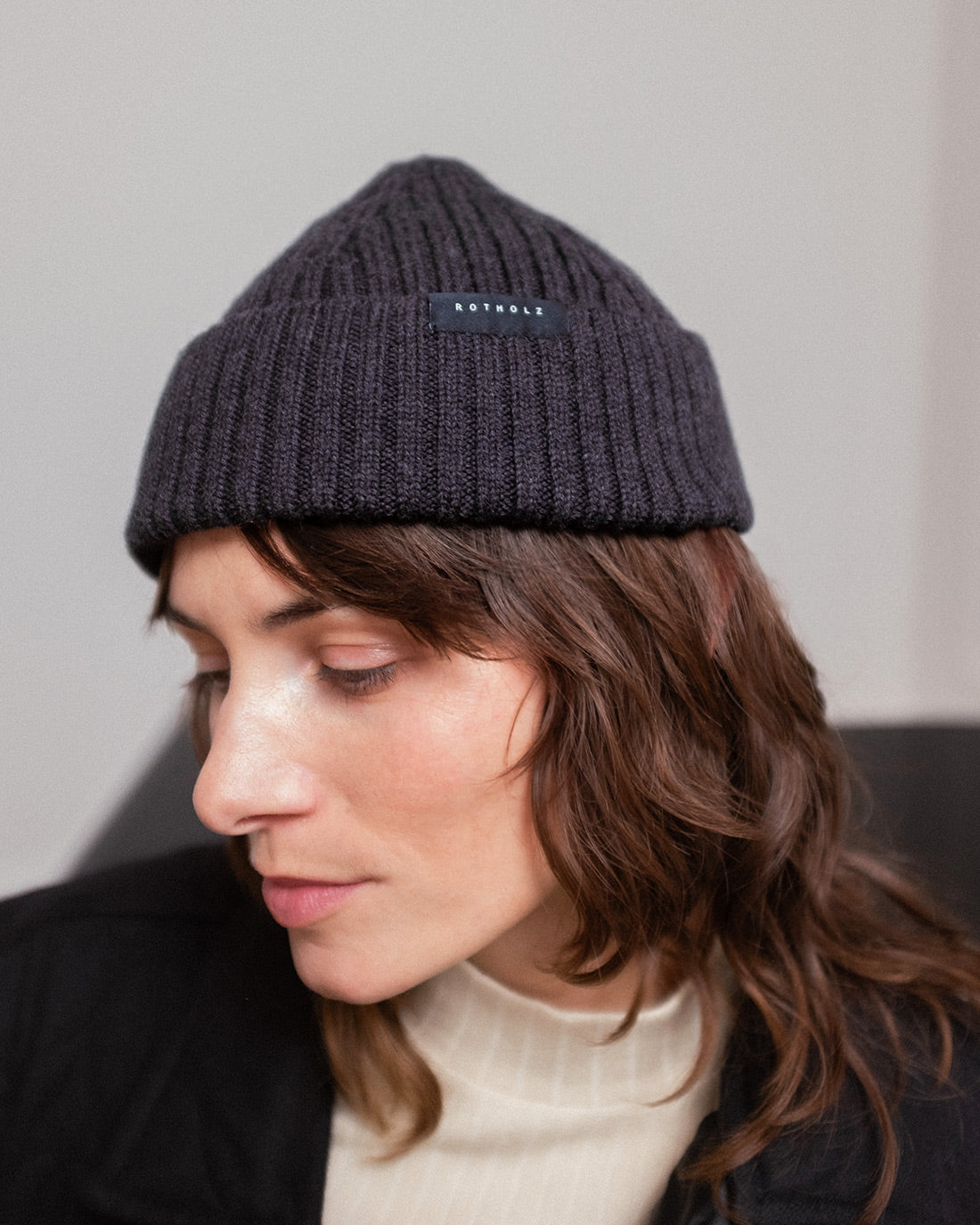 Short merino wool ribbed beanie - anthracite