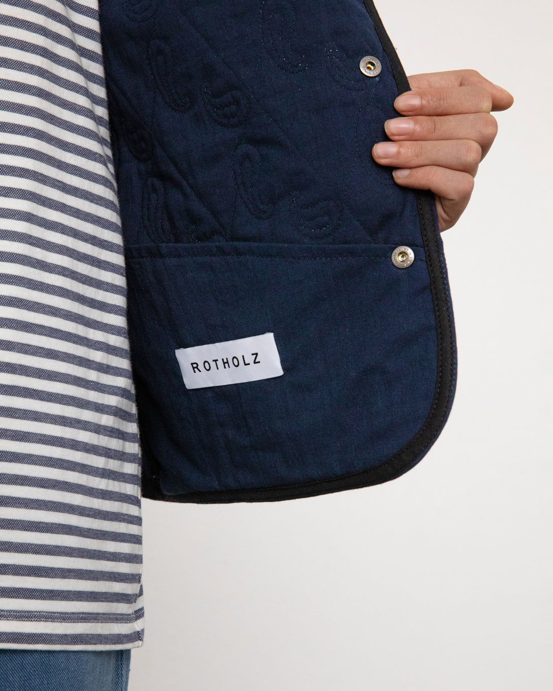 Lightweight quilted vest made of organic cotton - dark blue