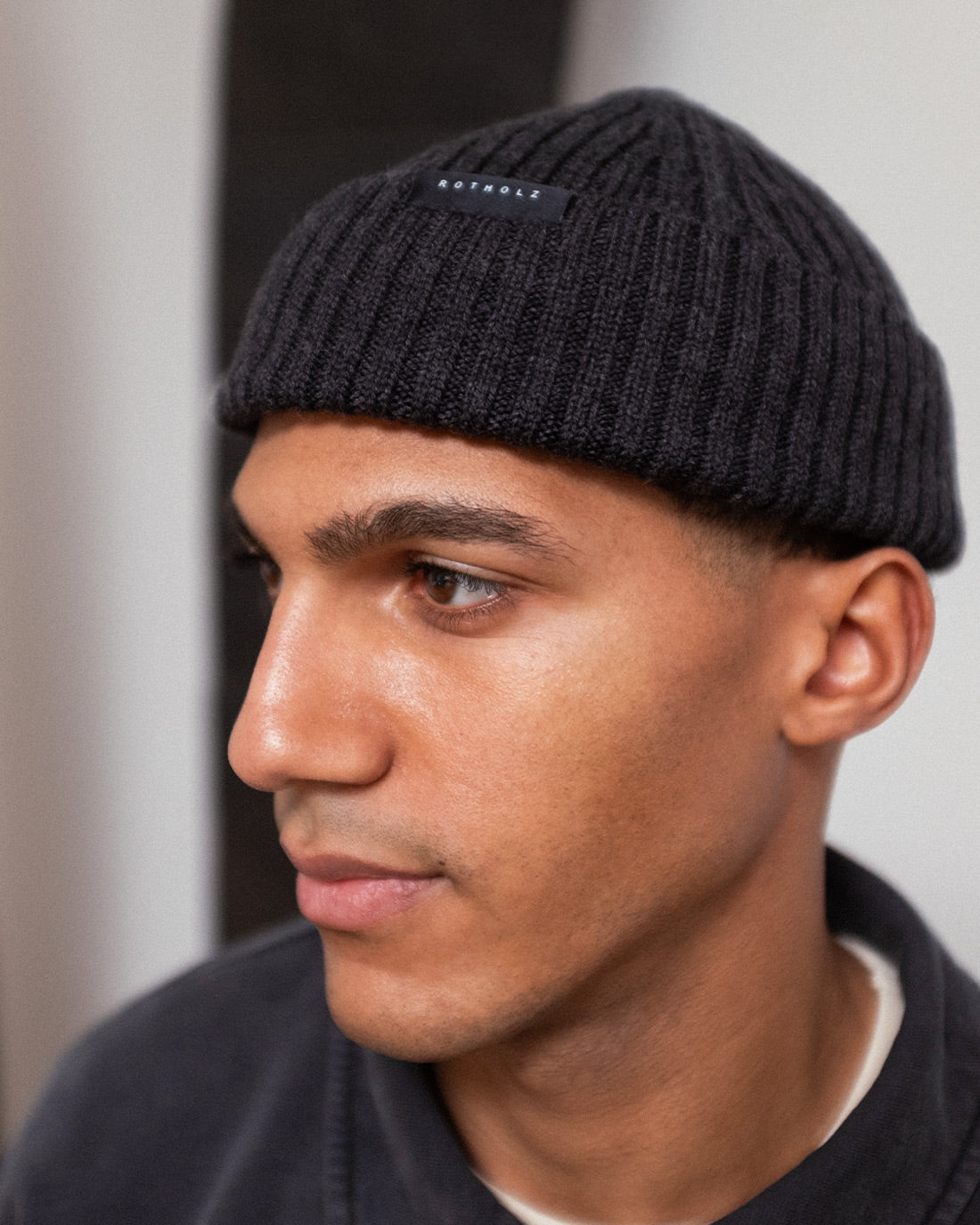 Short merino wool ribbed beanie - anthracite