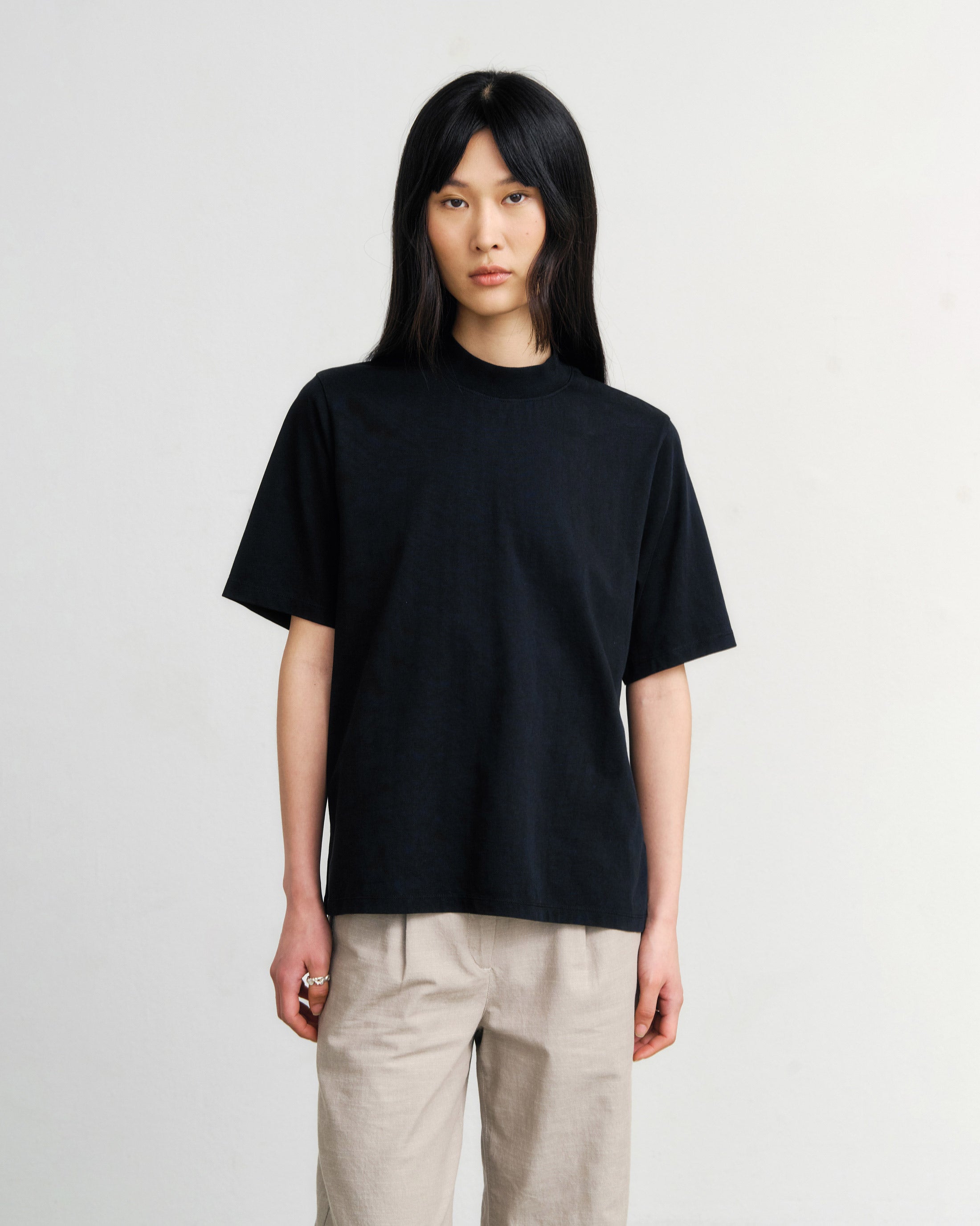 T-Shirt mit Breitem Kragen - Schwarz