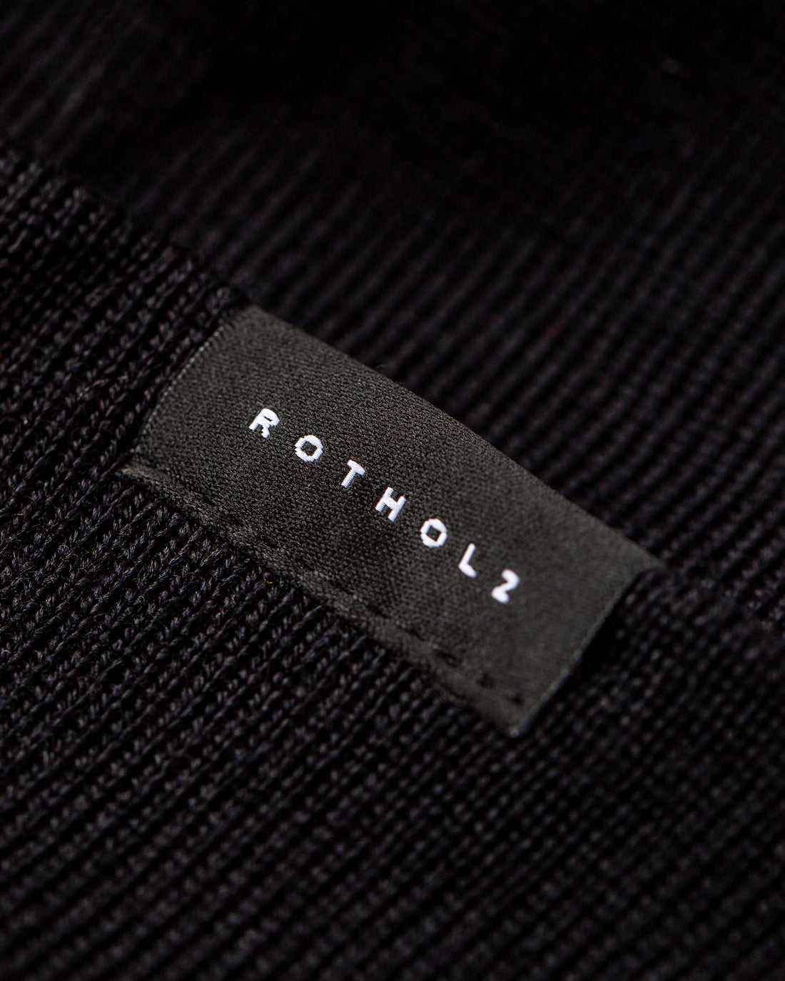 Short Merino Wool Beanie - Black