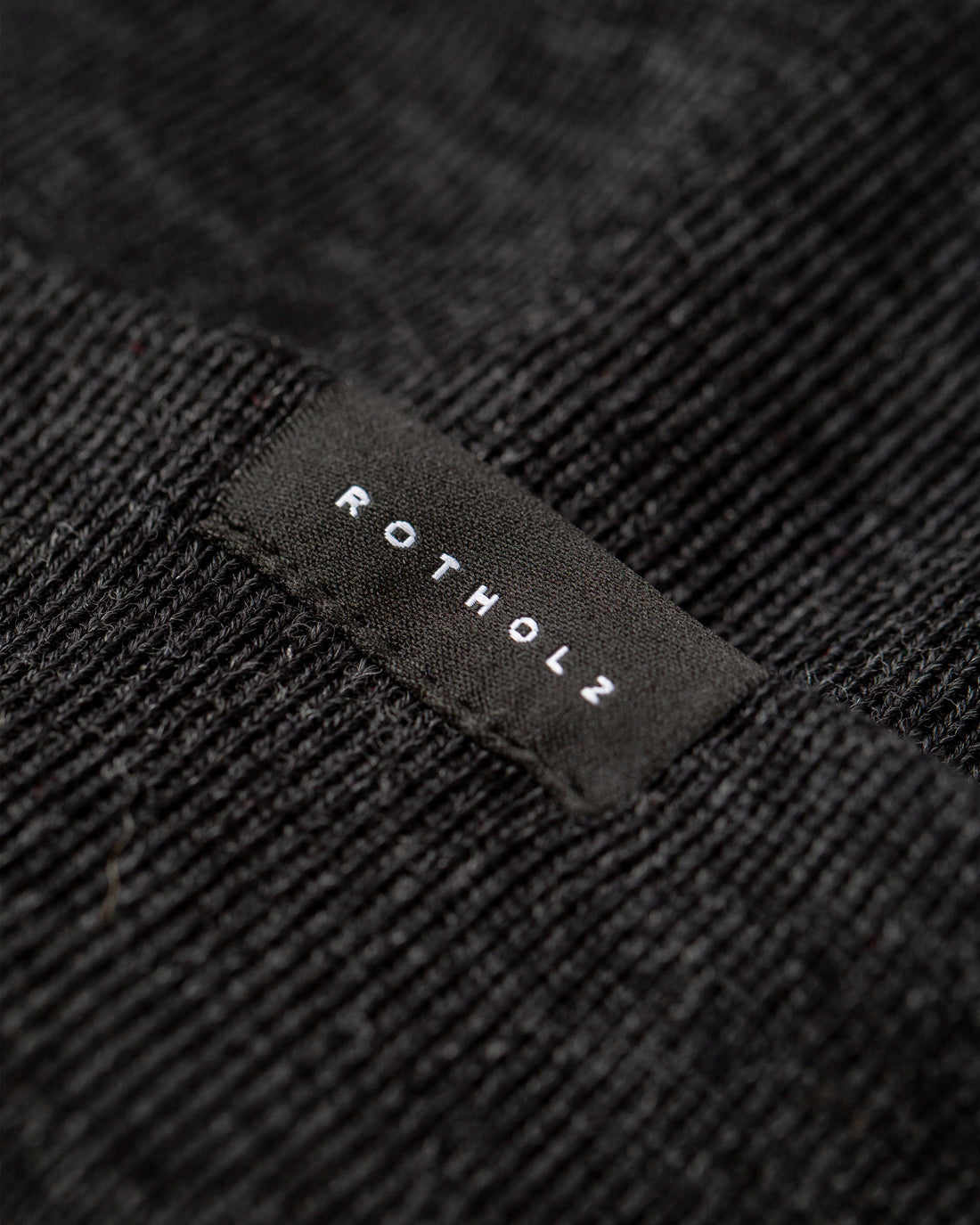 Short beanie made of fine merino wool - anthracite