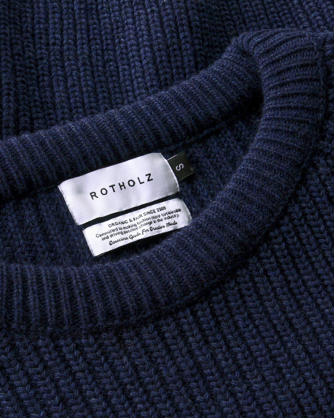 Short knitted sweater made of recycled wool - dark blue
