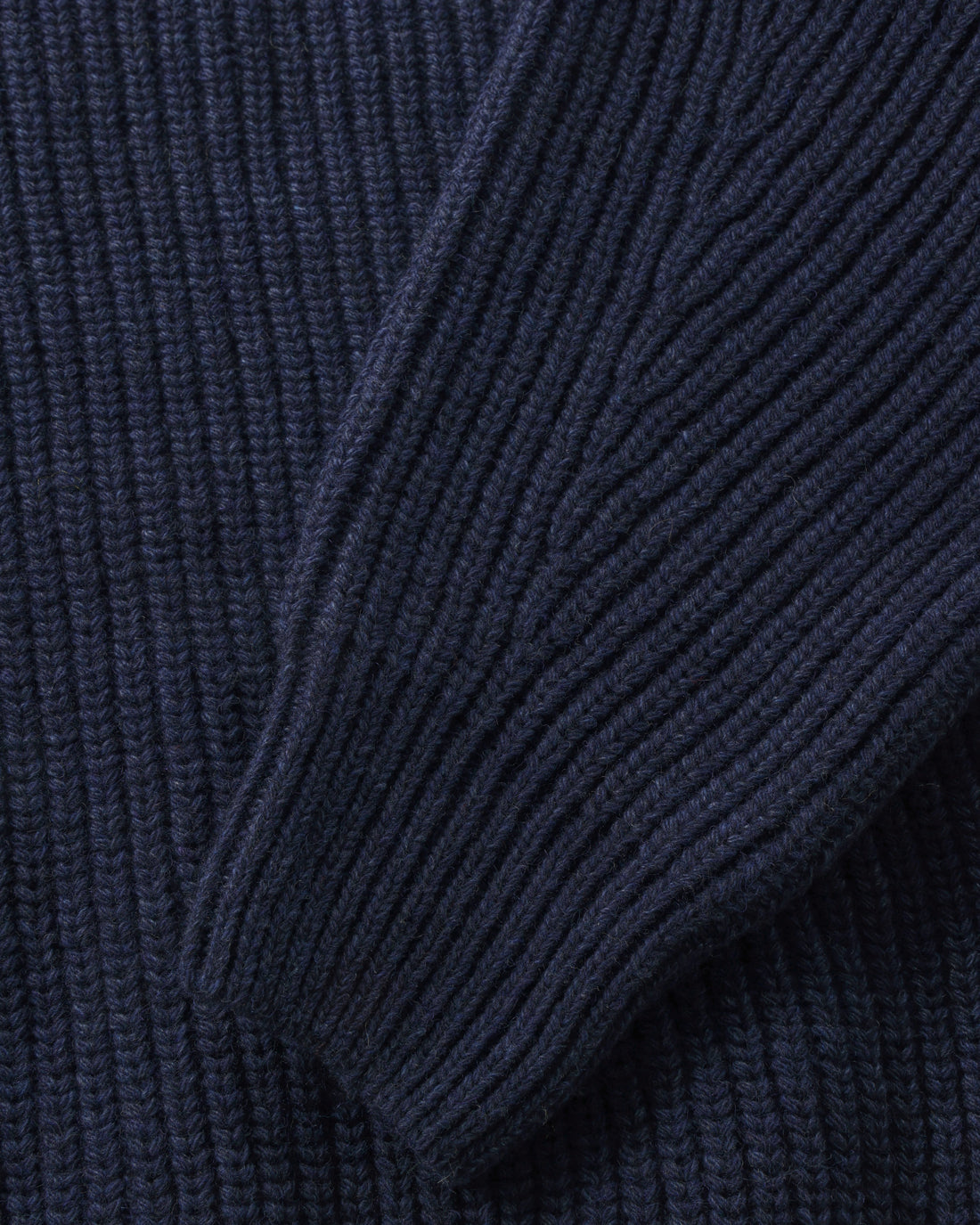 Short knitted sweater made of recycled wool - dark blue