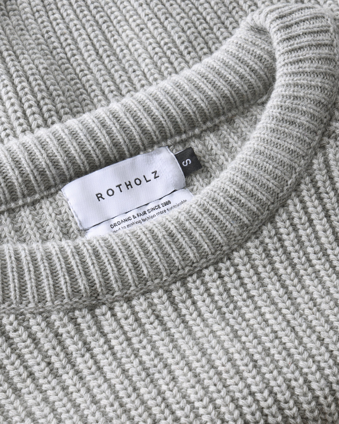 Short knitted sweater made of recycled wool - light grey