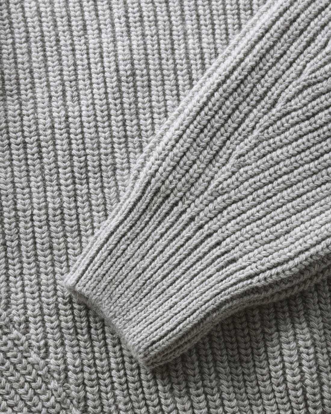 Short knitted sweater made of recycled wool - light grey