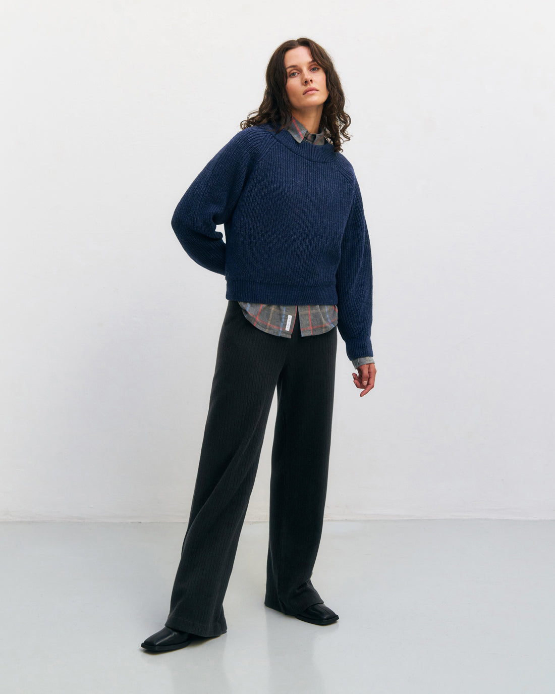 Short knitted sweater made of recycled wool - dark blue