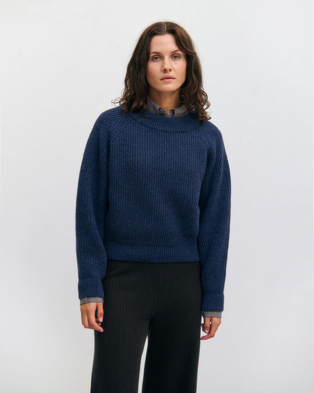 Short knitted sweater made of recycled wool - dark blue