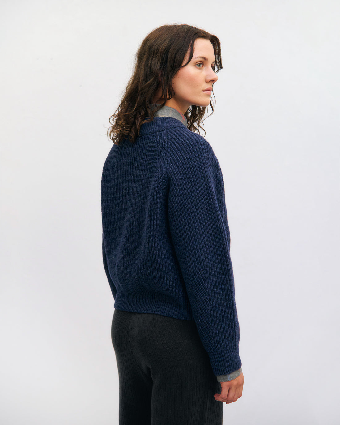 Short knitted sweater made of recycled wool - dark blue
