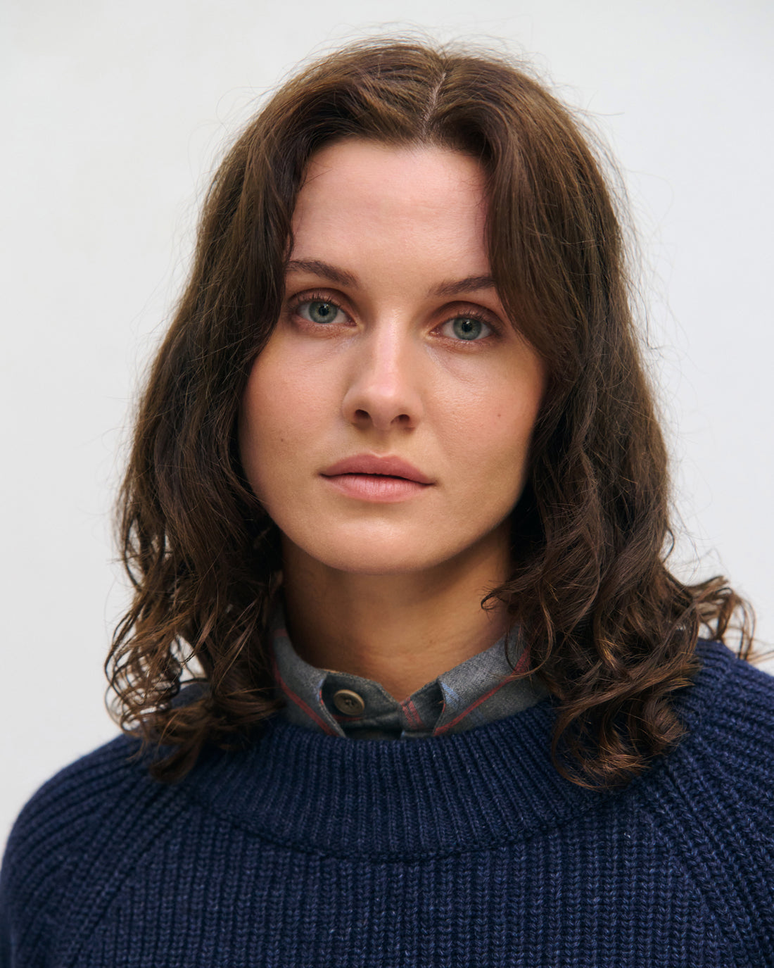 Short knitted sweater made of recycled wool - dark blue