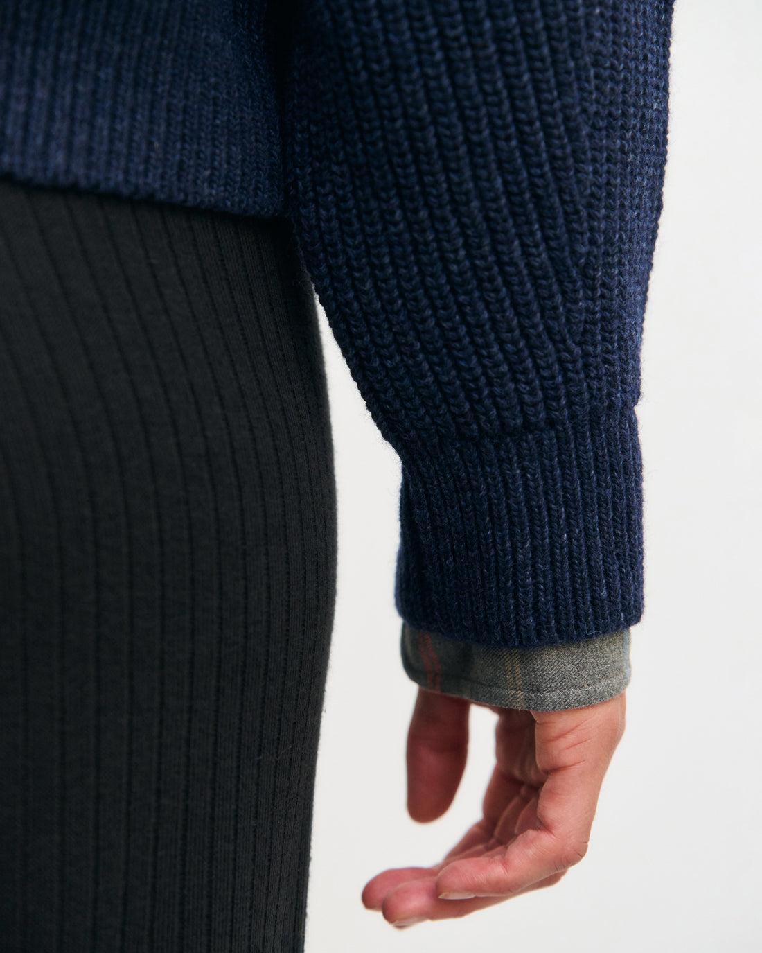 Short knitted sweater made of recycled wool - dark blue