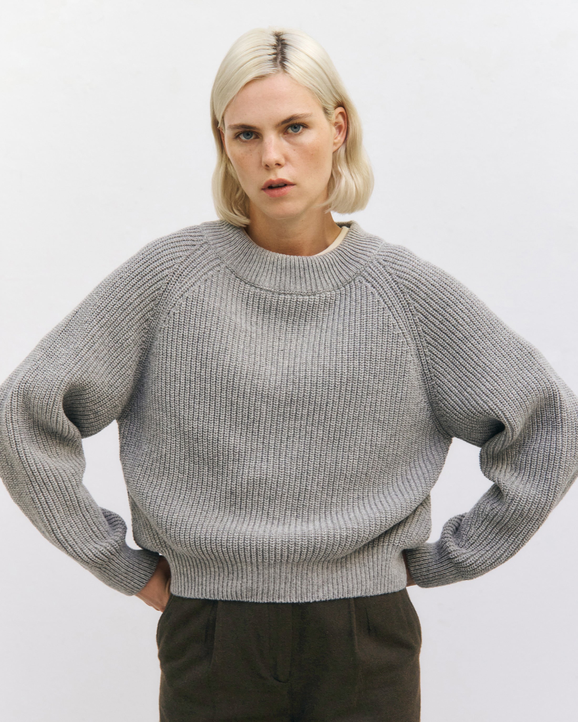 Short knitted sweater made of recycled wool - light grey