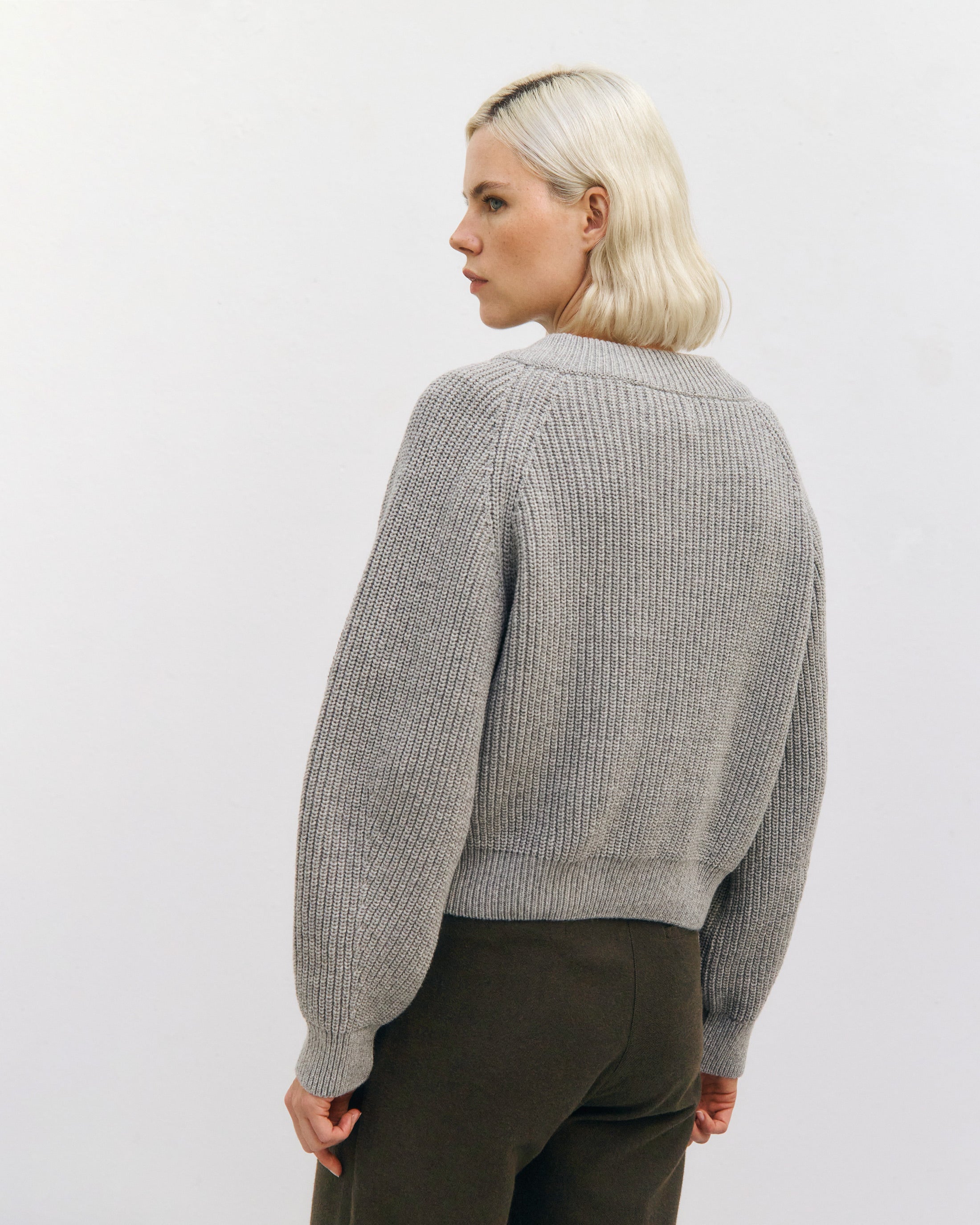 Short knitted sweater made of recycled wool - light grey