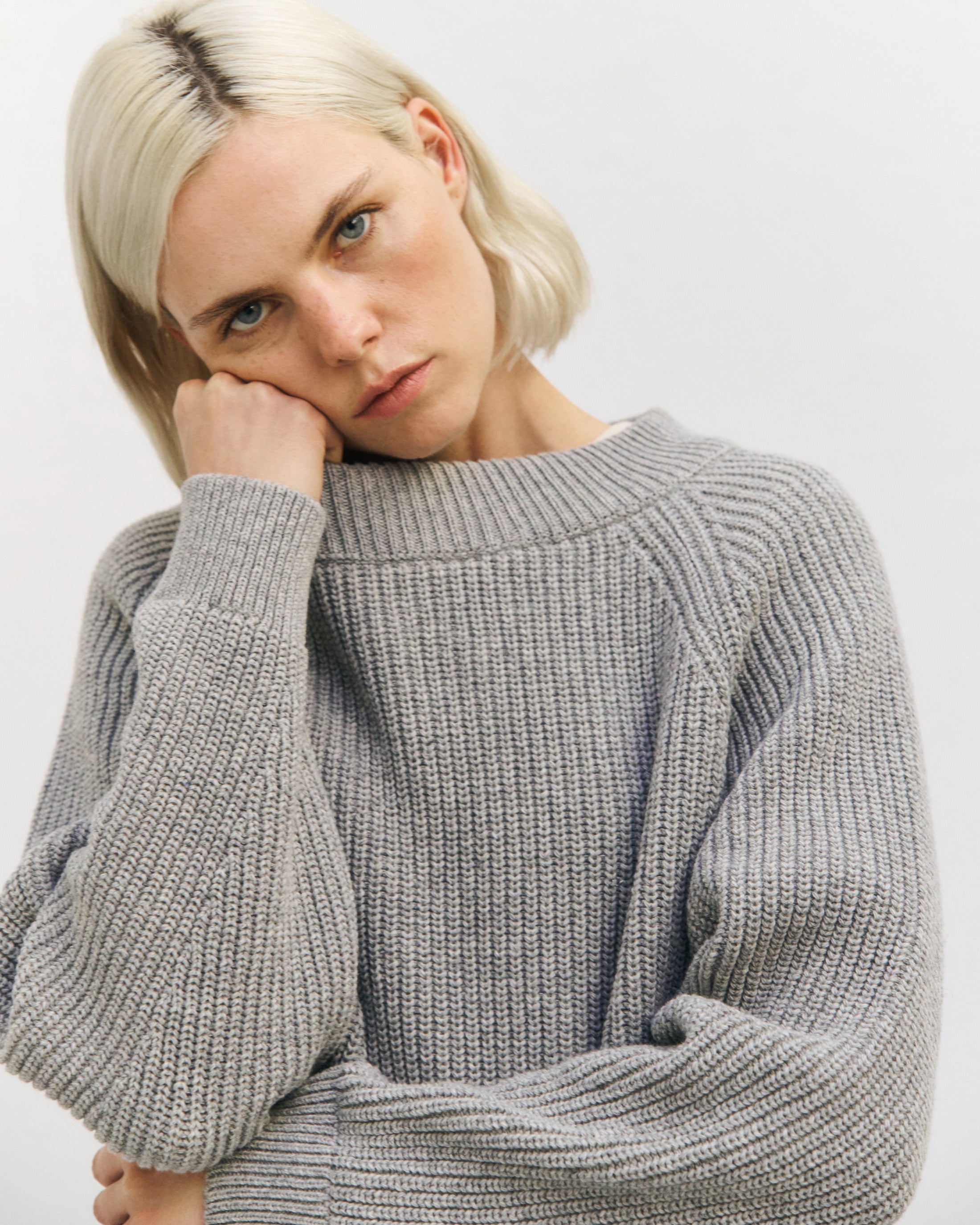 Short knitted sweater made of recycled wool - light grey
