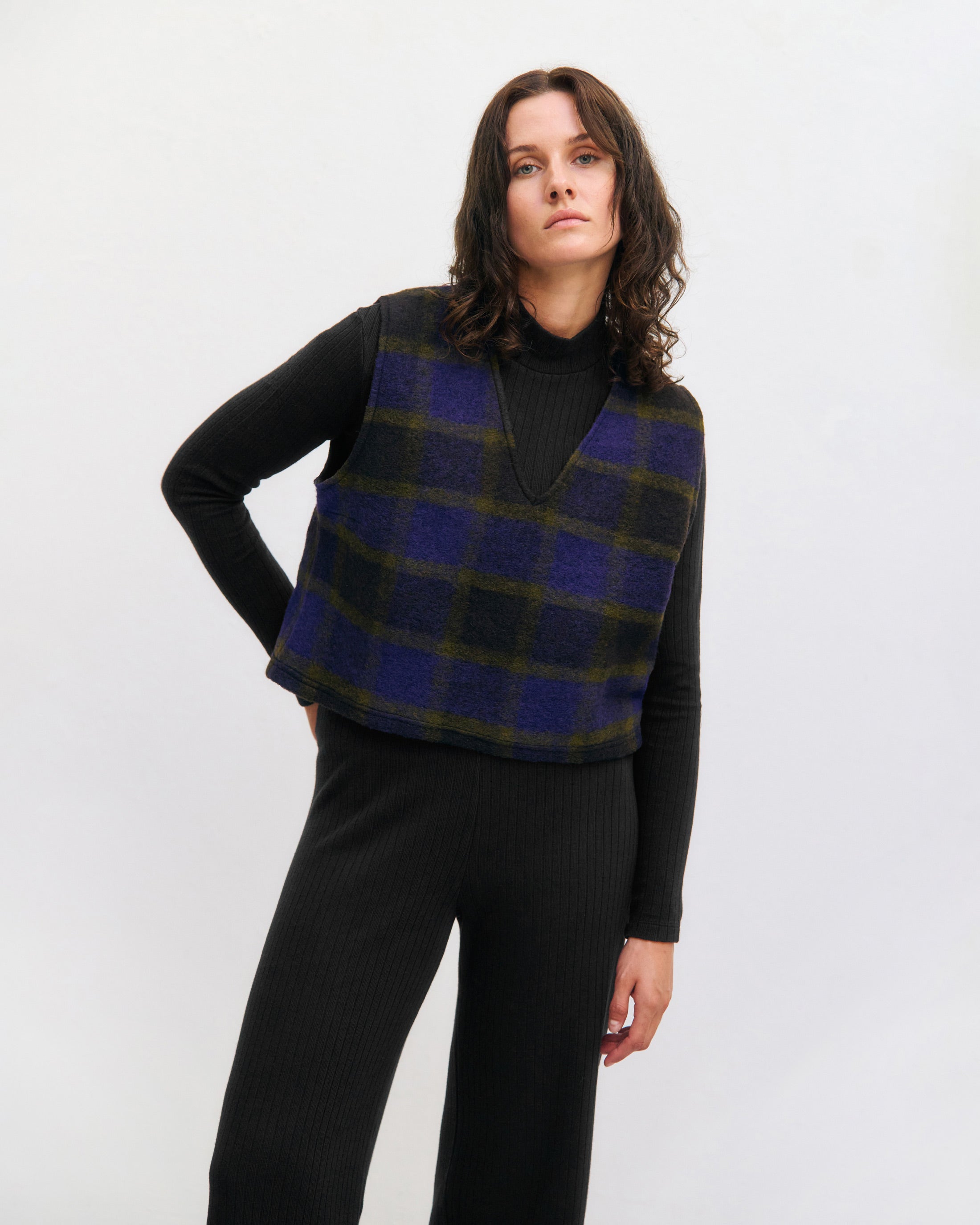 Short vest made of organic wool - purple checkered