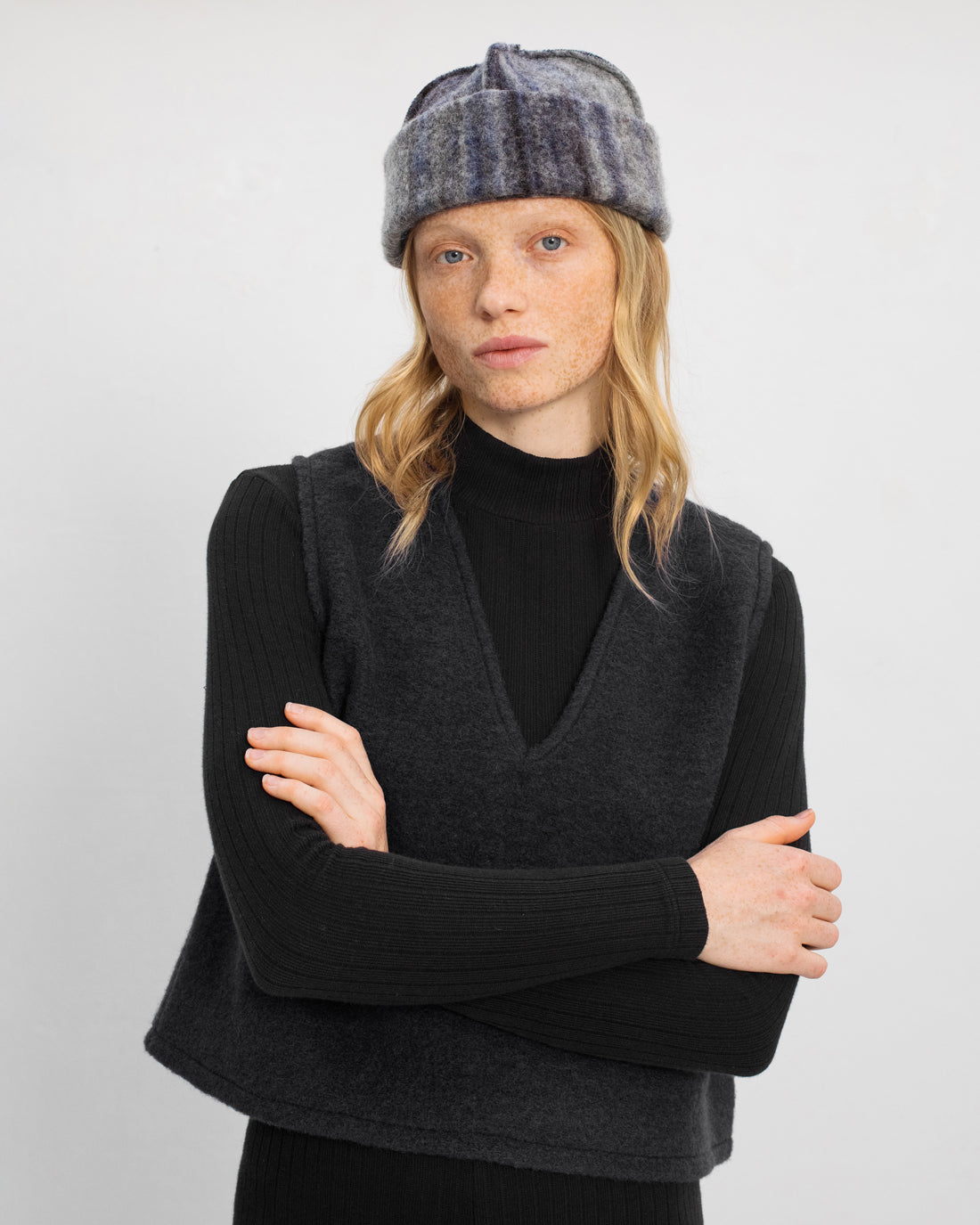 Short vest made of organic wool - Black