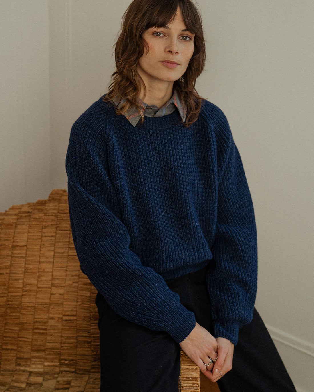 Short knitted sweater made of recycled wool - dark blue