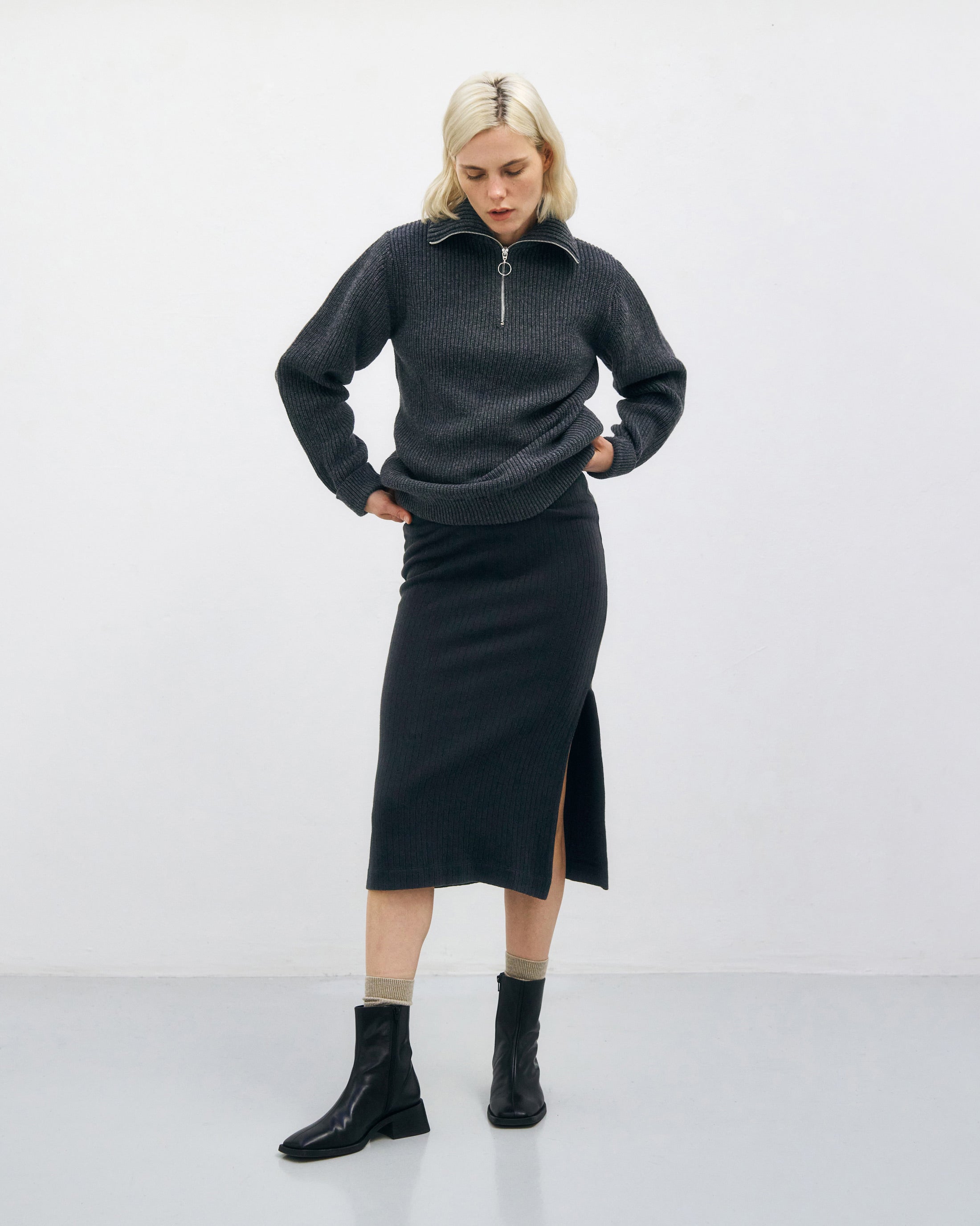 Heavyweight knit sweater made from recycled wool - anthracite