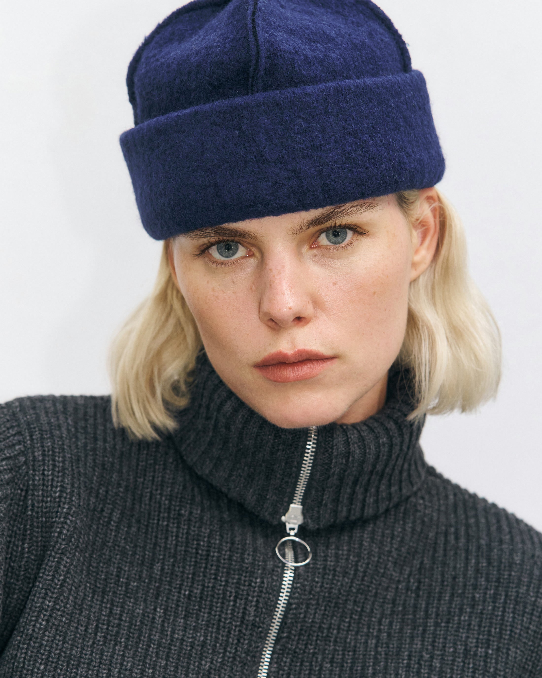 Heavyweight knit sweater made from recycled wool - anthracite