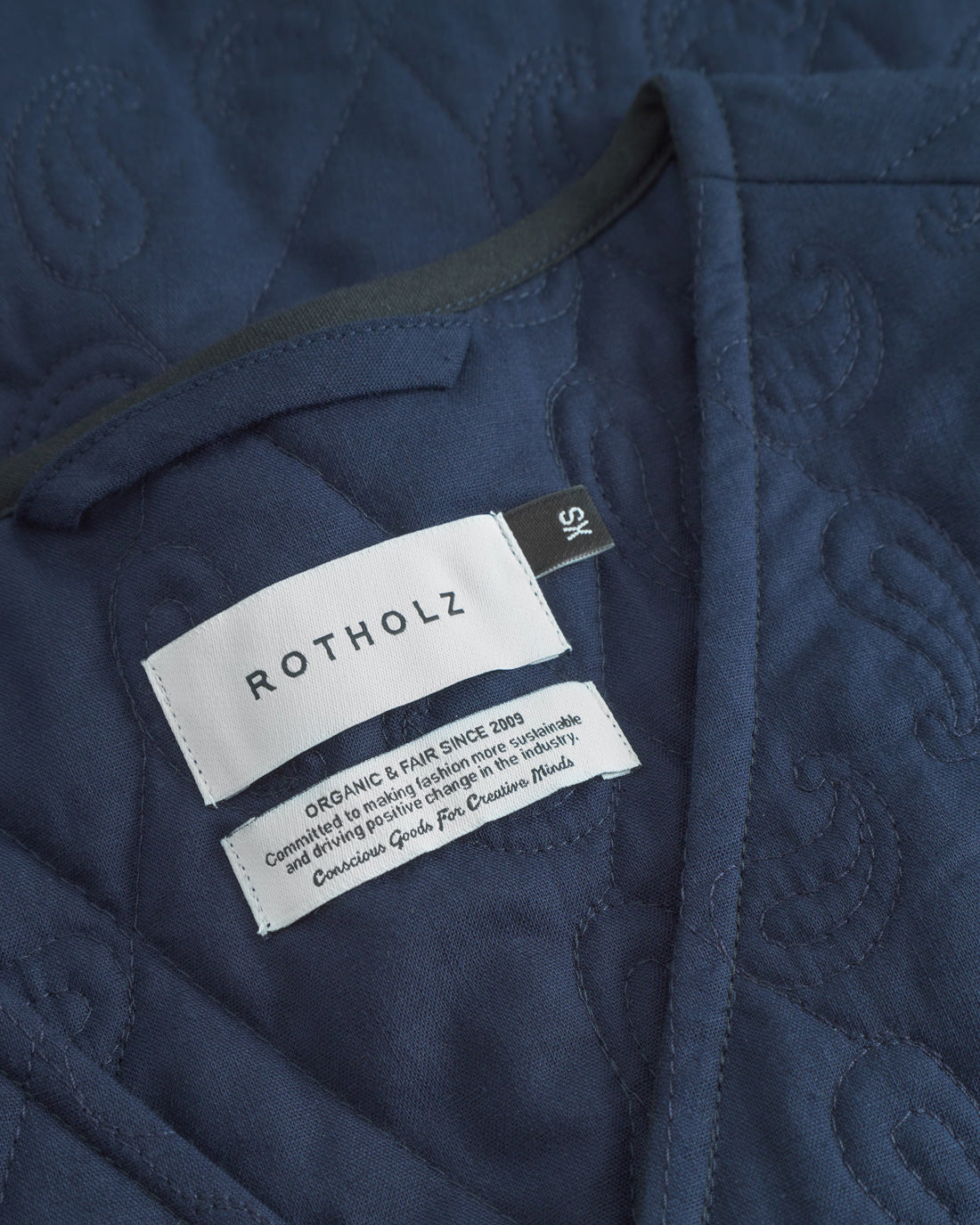 Lightweight quilted vest made of organic cotton - dark blue