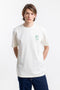 Männer Model trägt das Rotholz Beachside T-Shirt aus Bio-Baumwolle in Off-White