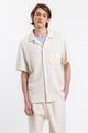 Männer Model trägt das Rotholz Bowling Shirt aus Bio-Baumwoll-Strick in Off-White