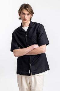 Männer Model trägt das Rotholz Bowling Hemd aus Leinen in Schwarz
