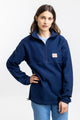 Das Frauen Model trägt das Rotholz Divided Half Zip Sweatshirt aus Bio Baumwolle in Blau