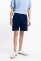 Das Männer Model trägt die Rotholz Frottee Shorts aus Bio-Baumwolle in Blau