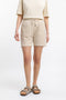 Frauen Model trägt die Rotholz Frottee Shorts aus Bio Baumwolle in Creme