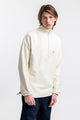 Männer Model trägt das Rotholz Half Zip Sweatshirt aus Bio-Baumwolle in Off-White