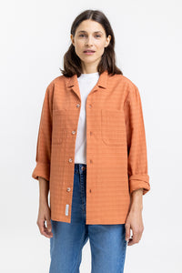 Frauen Model trägt das Rotholz Hemd aus strukturierter Bio Baumwolle in Apricot