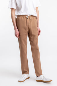Männer Model trägt die Rotholz Hose aus Strukturierter Bio Baumwolle in Braun