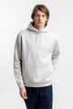 Das Männer Model trägt den Rotholz Logo Hoodie aus Bio-Baumwolle in Grau