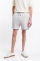 Männer Model trägt die Rotholz Logo Sweatshorts aus Bio-Baumwolle in Grau
