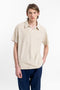 Das Männer Model trägt das Rotholz Polo Shirt aus Bio Frotte in Creme
