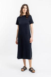 Das Frauen Model trägt das Rotholz T-Shirt Kleid aus Bio Baumwolle in Schwarz