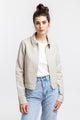 Frauen Model trägt die kurze Rotholz Jacke aus Bio Canvas in Beige Kariert