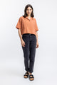 Frauen Model trägt das kurze Rotholz Bowling Hemd aus Bio Baumwolle in Apricot