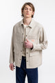 Männer Model trägt die leichte Rotholz Jacke aus Bio Canvas in beige kariert