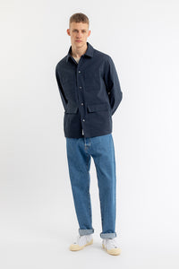 Mann trägt Leichte Workwear Sommerjacke aus Bio-Baumwolle in Dunkelblau