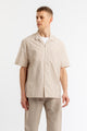 Mann trägt Bowling Hemd Gestreift aus Bio-Baumwolle in Beige/Weiß