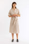 Frau trägt Bowling Kleid Gestreift aus Bio-Baumwolle in Beige/Weiß